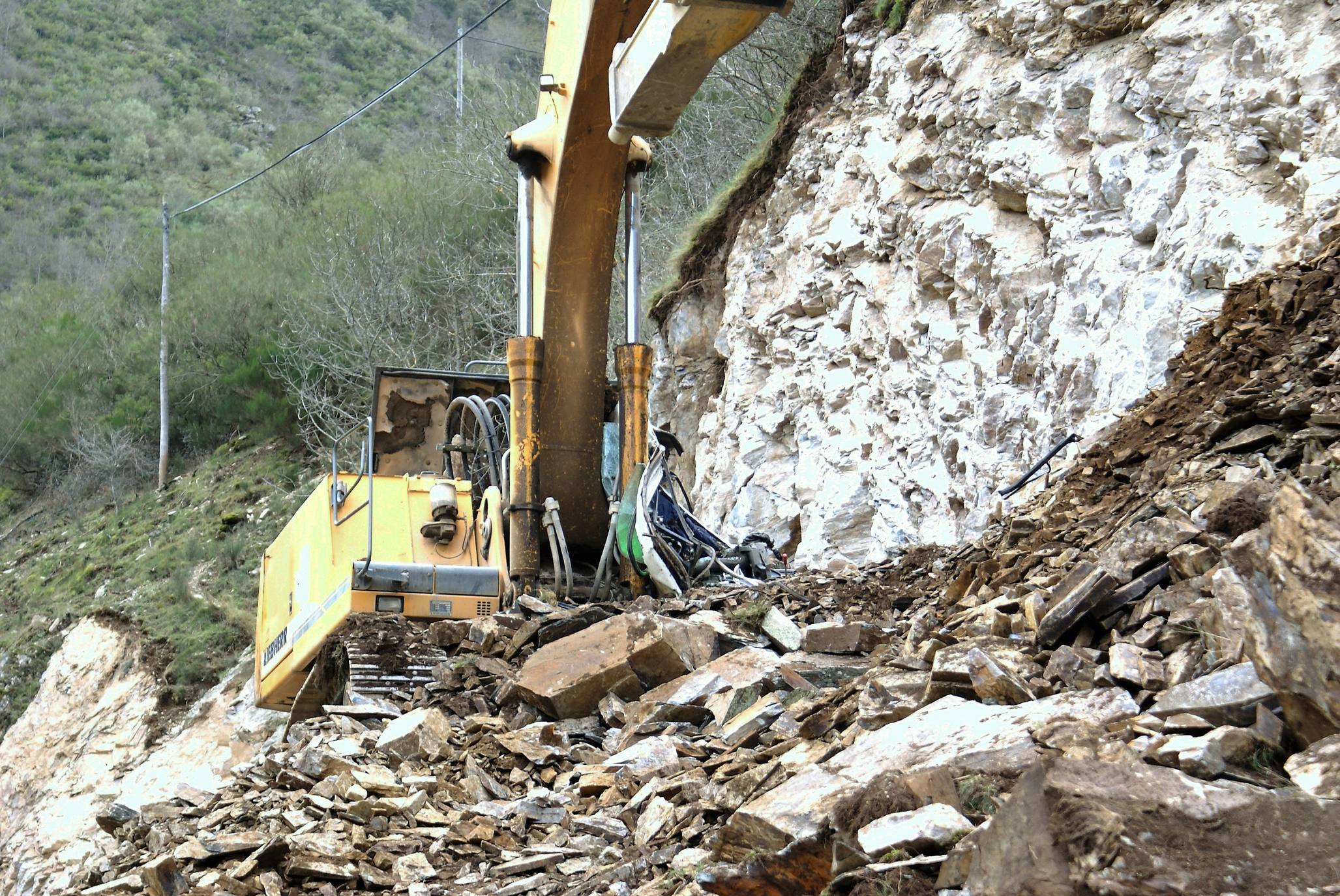 Fotos: Fallece un operario en un desprendimiento en las obras de la LR-113