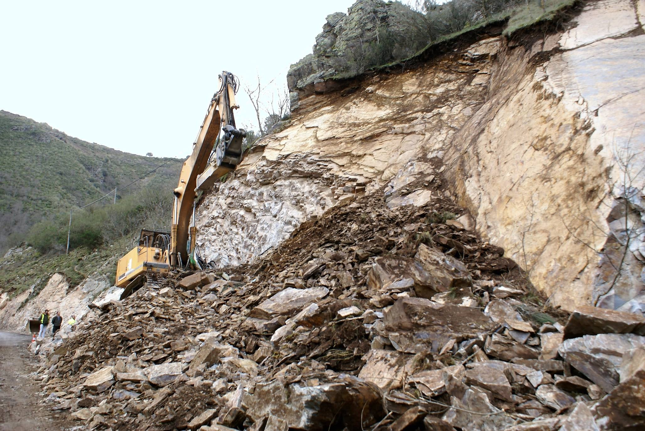 Fotos: Fallece un operario en un desprendimiento en las obras de la LR-113