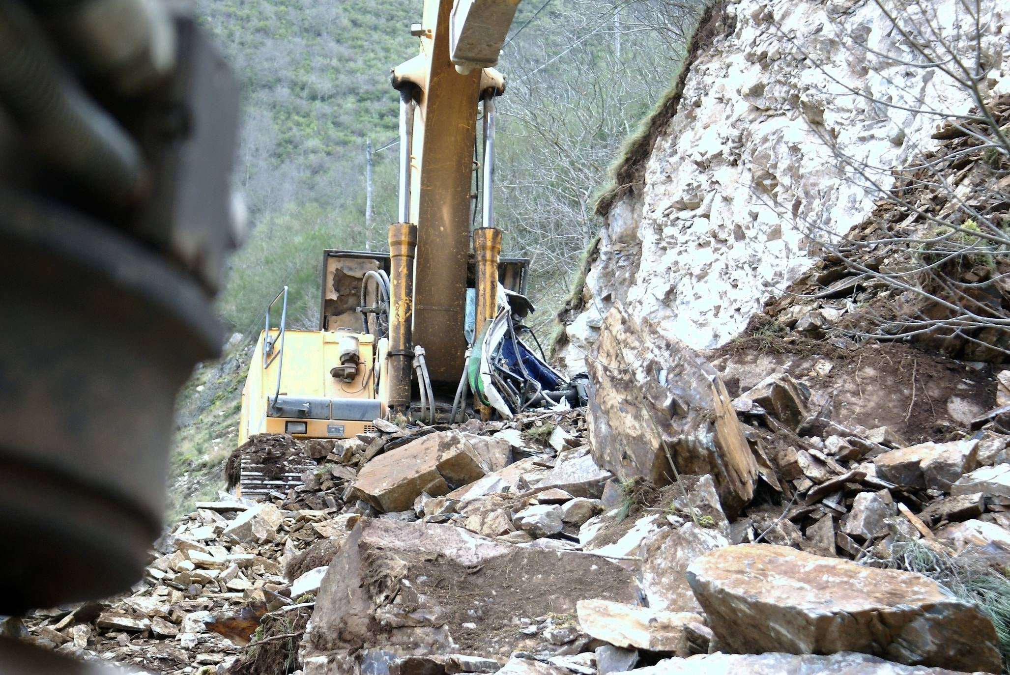 Fotos: Fallece un operario en un desprendimiento en las obras de la LR-113