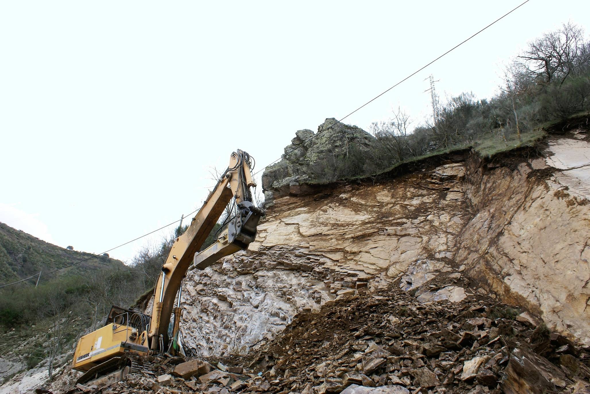 Fotos: Fallece un operario en un desprendimiento en las obras de la LR-113