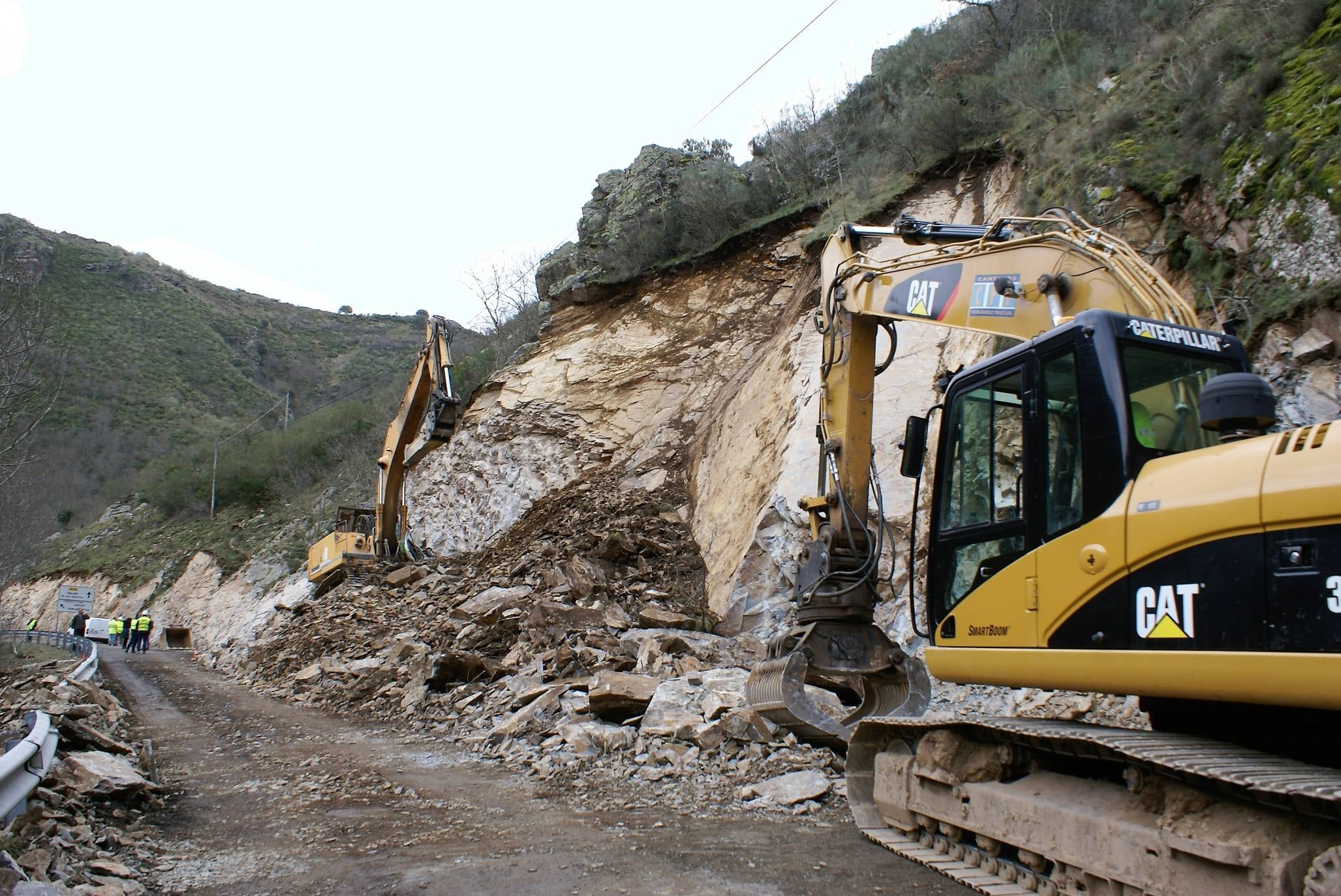 Fotos: Fallece un operario en un desprendimiento en las obras de la LR-113