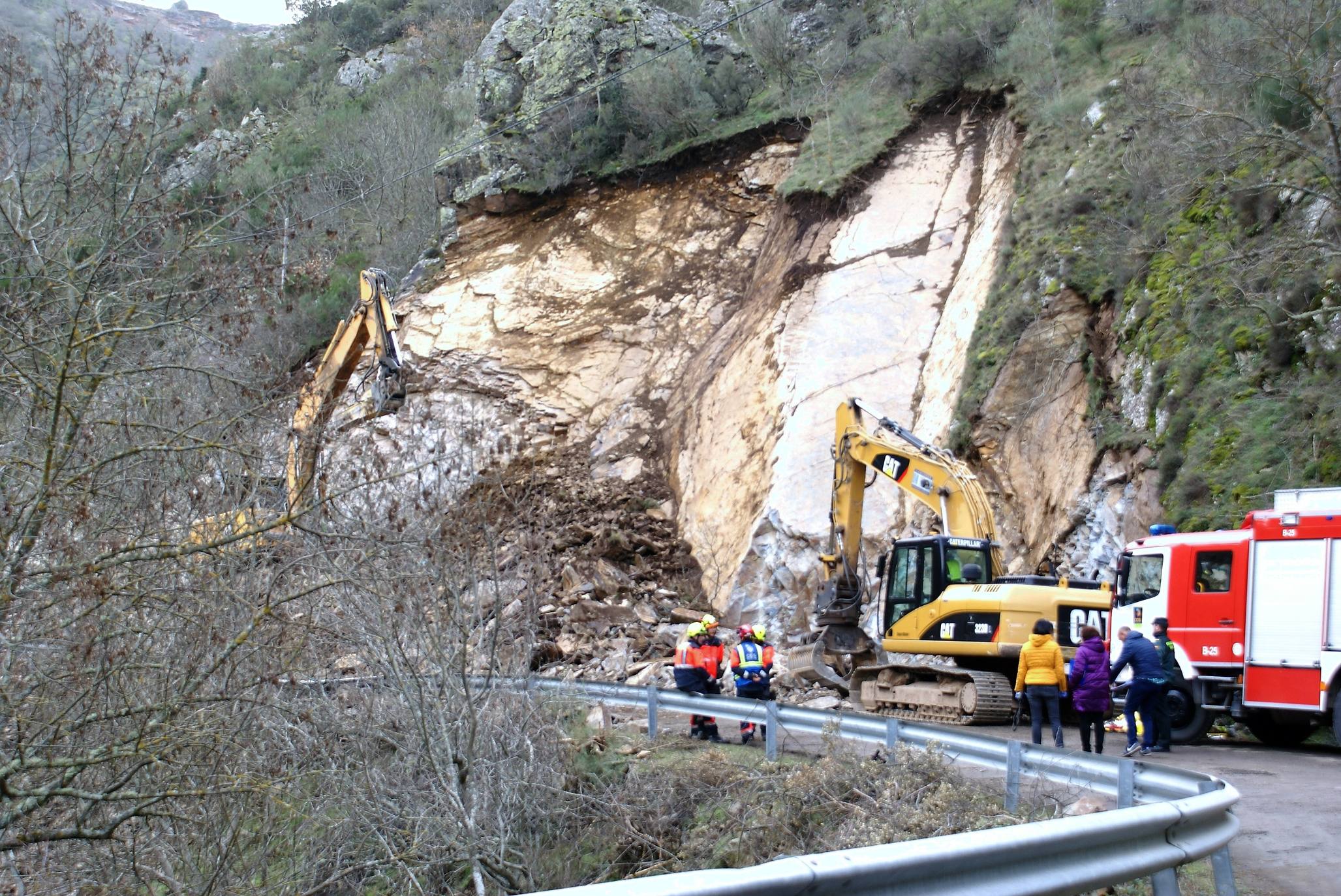 Fotos: Fallece un operario en un desprendimiento en las obras de la LR-113