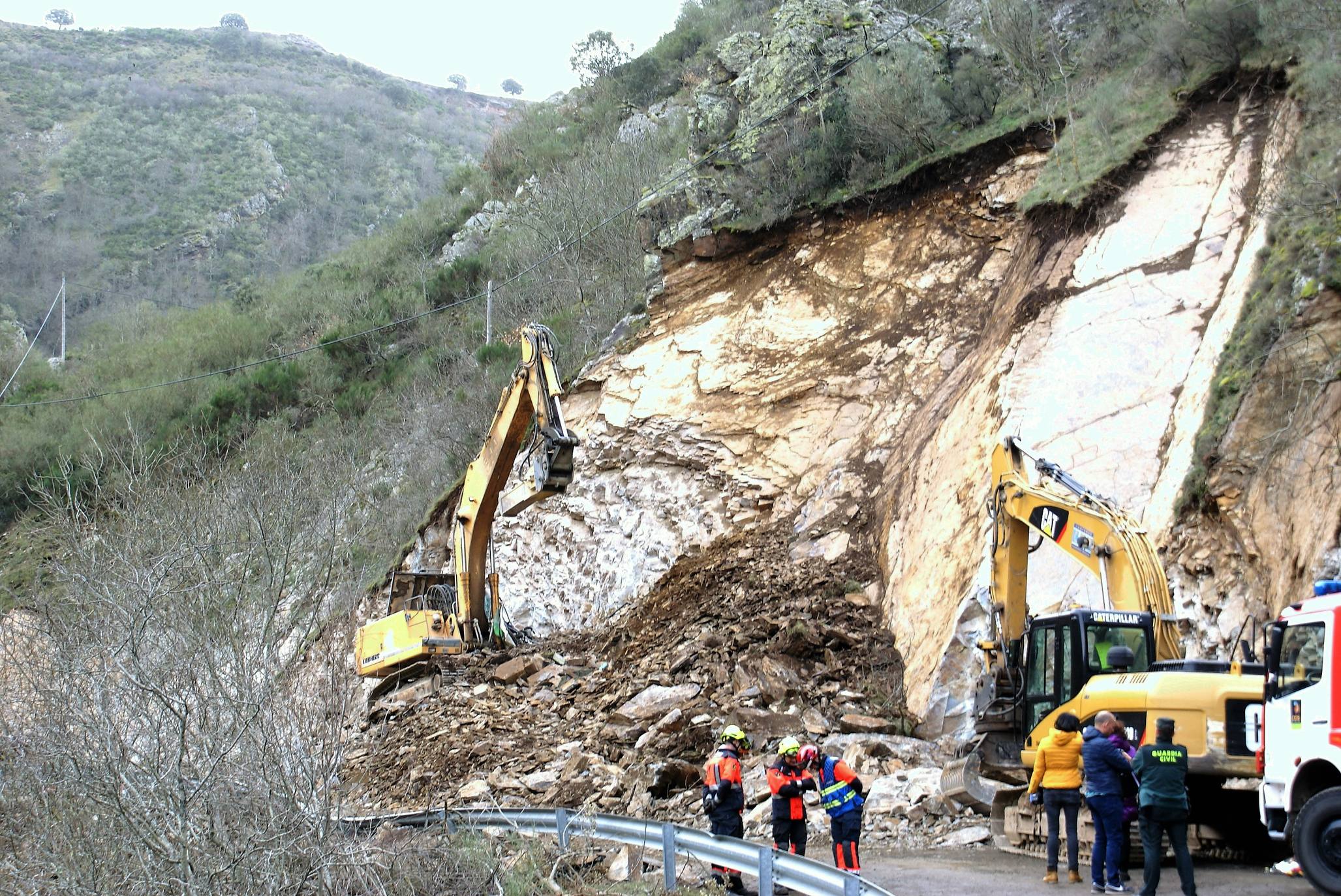 Fotos: Fallece un operario en un desprendimiento en las obras de la LR-113