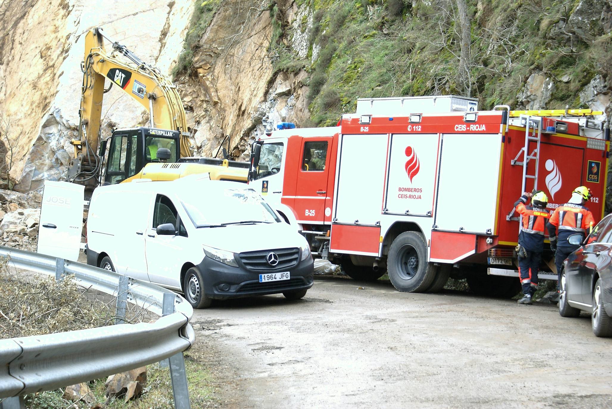 Fotos: Fallece un operario en un desprendimiento en las obras de la LR-113