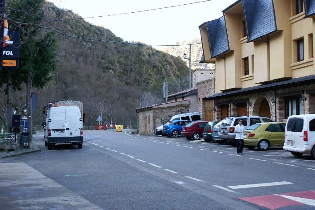 Junto a la Venta de Goyo, al fondo, se pueden observar las señales y el vallado que marcan el inicio del corte de la carretera. 