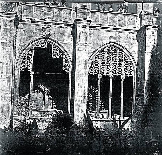 El claustro, con las tracerías de los arcos rotas.