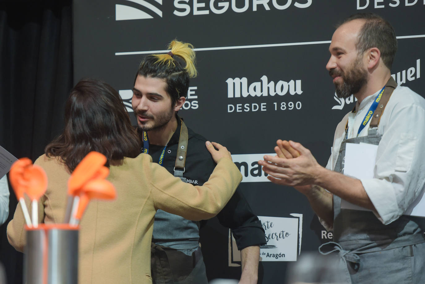 Rubén Uruñela recibe el premo. 