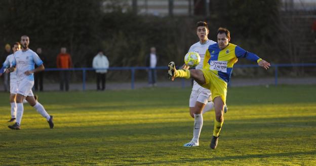 Un futbolista del Alberite controla ante la presión de un rival. 