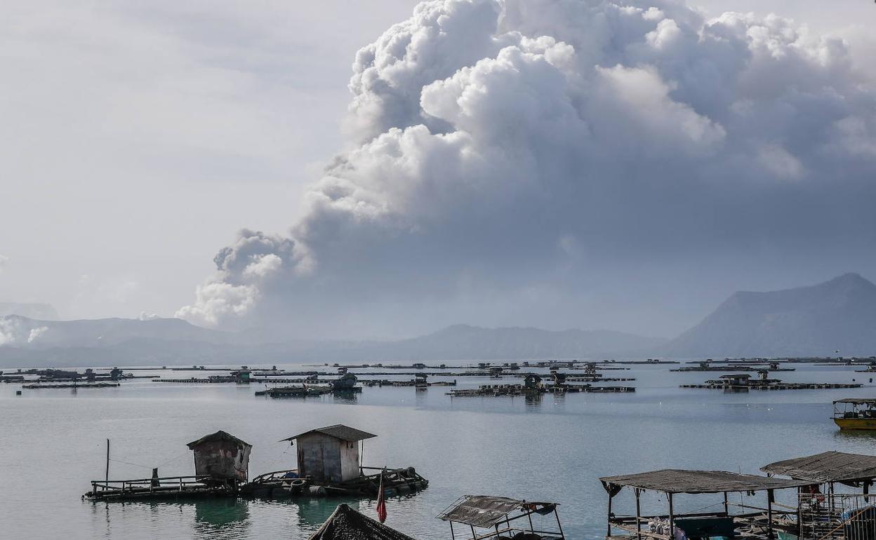 Columna de cenizas y humo del volcán Taal, en Filipinas.