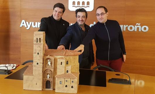 Cruz Dunne, Jiménez y Calonge, esta mañana junto a la reproducción de la iglesia de Santiago, uno de los elementos de la maqueta.