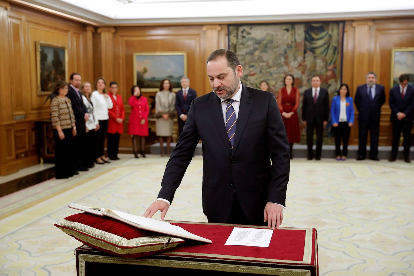 El nuevo ministro de Transportes, Movilidad y Agenda Urbana (antes Fomento), José Luis Ábalos, promete su cargo ante el rey Felipe VI.