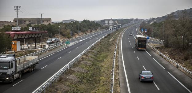 Salida 14 de la AP-68 entre Lodosa y Pradejón desde la que solo se puede acceder y salir si se circula en dirección Logroño desde Zaragoza. 