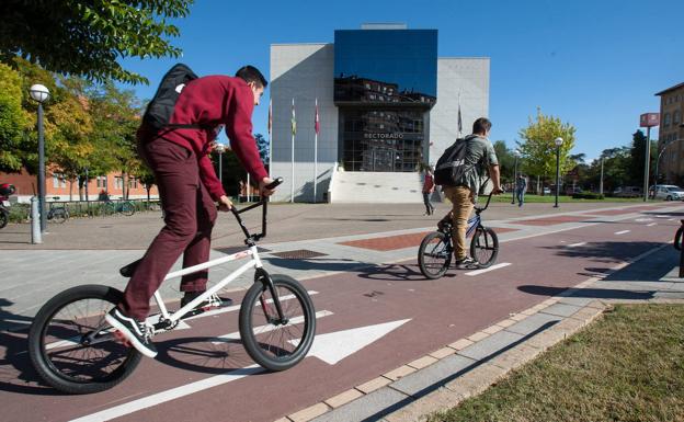 Carril bici a su paso por el campus de la Universidad de La Rioja