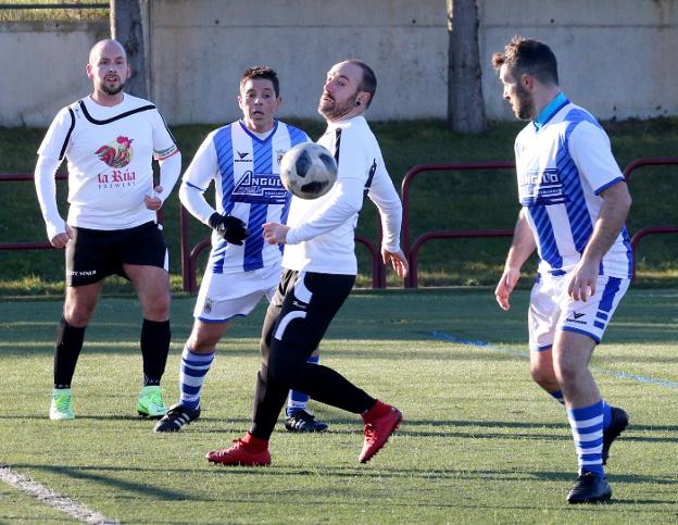 H. Angulo doblegó a La Rua cuatro goles a tres. 