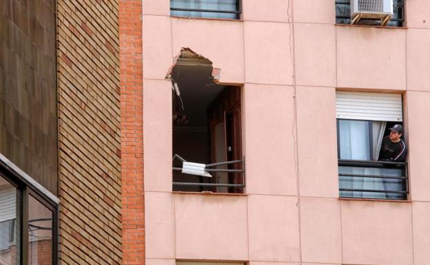 Fachada del edificio donde impactó la tapa y murió la primera víctima.