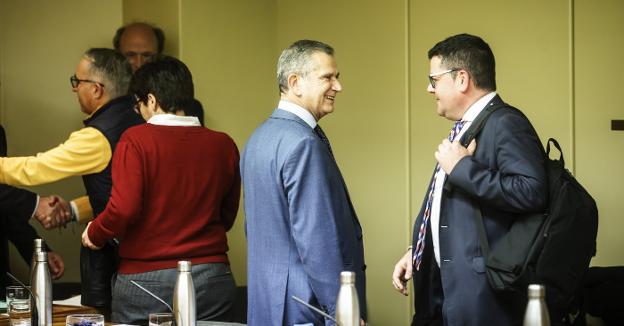 Celso González, consejero de Hacienda, charla con su antecesor Alfonso Domínguez tras una comparecencia en el Parlamento.