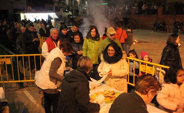 En Alfaro, la hoguera local alimentó la degustación solidaria. 