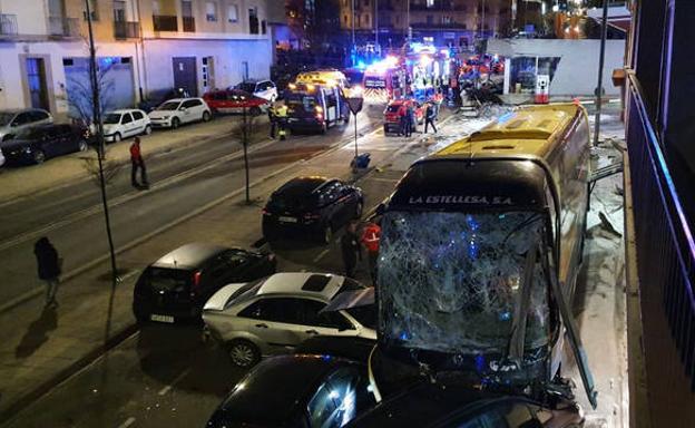 El autobús de la ruta Logroño-Pamplona tras el accidente en Estella. 