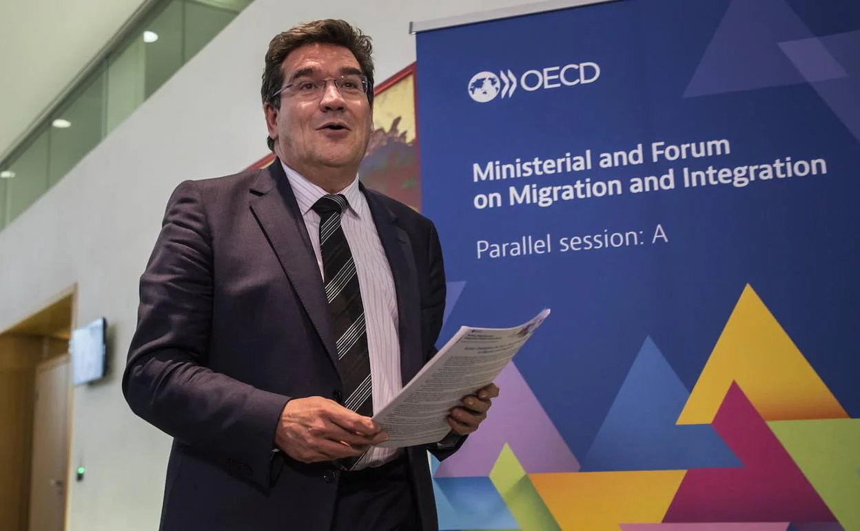 El ministro de Seguridad Social, José Luis Escrivá, a su llegada a la cumbre de la OCDE.