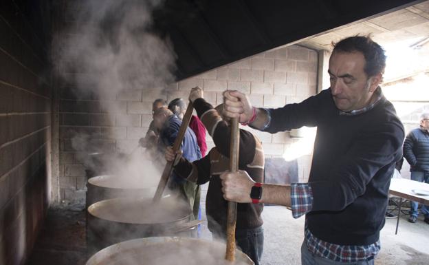 Galería. Ojacastro repartió 2.000 raciones de habas por San Antón. 