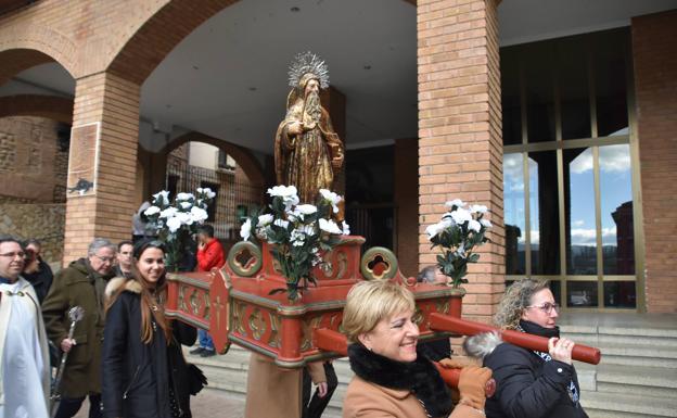 En Quel, el santo, portado en andas. 