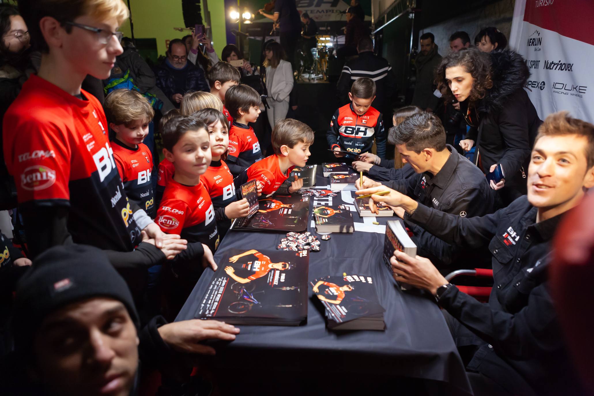 Presentación del equipo BH Templo Cafés UCC de bicicleta de montaña