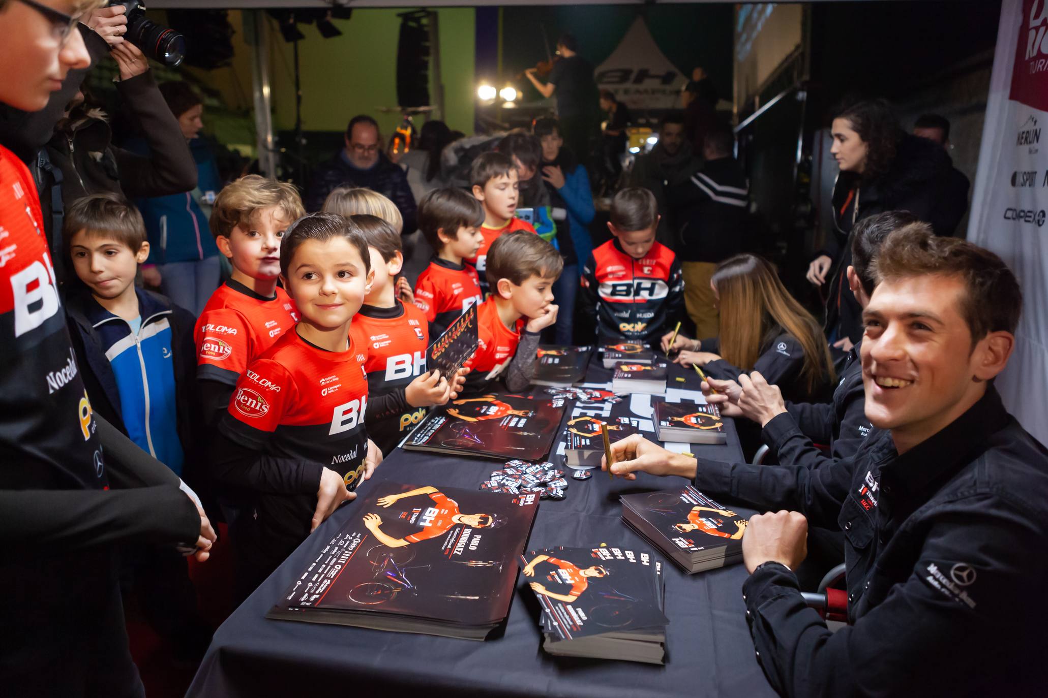 Presentación del equipo BH Templo Cafés UCC de bicicleta de montaña