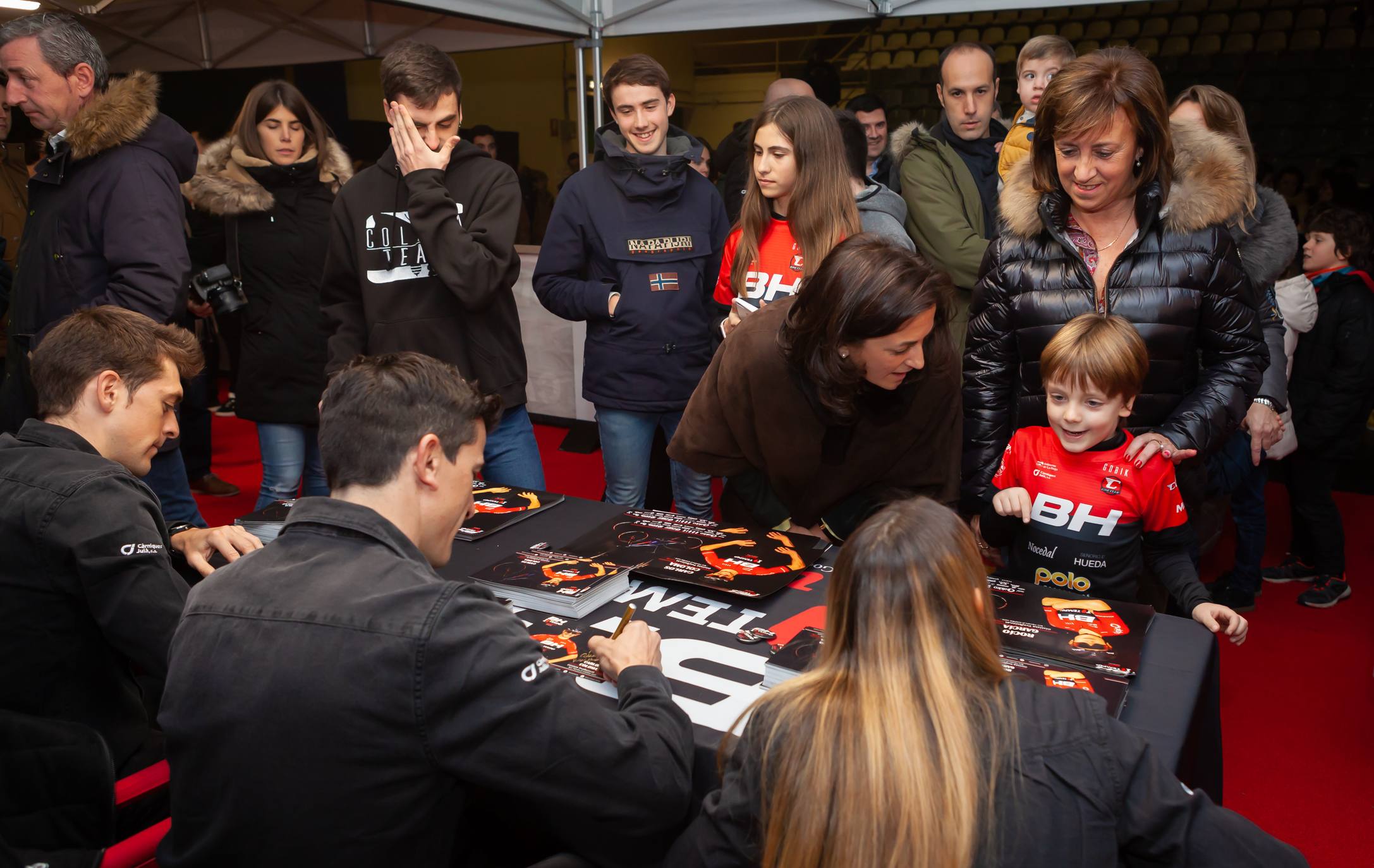 Presentación del equipo BH Templo Cafés UCC de bicicleta de montaña