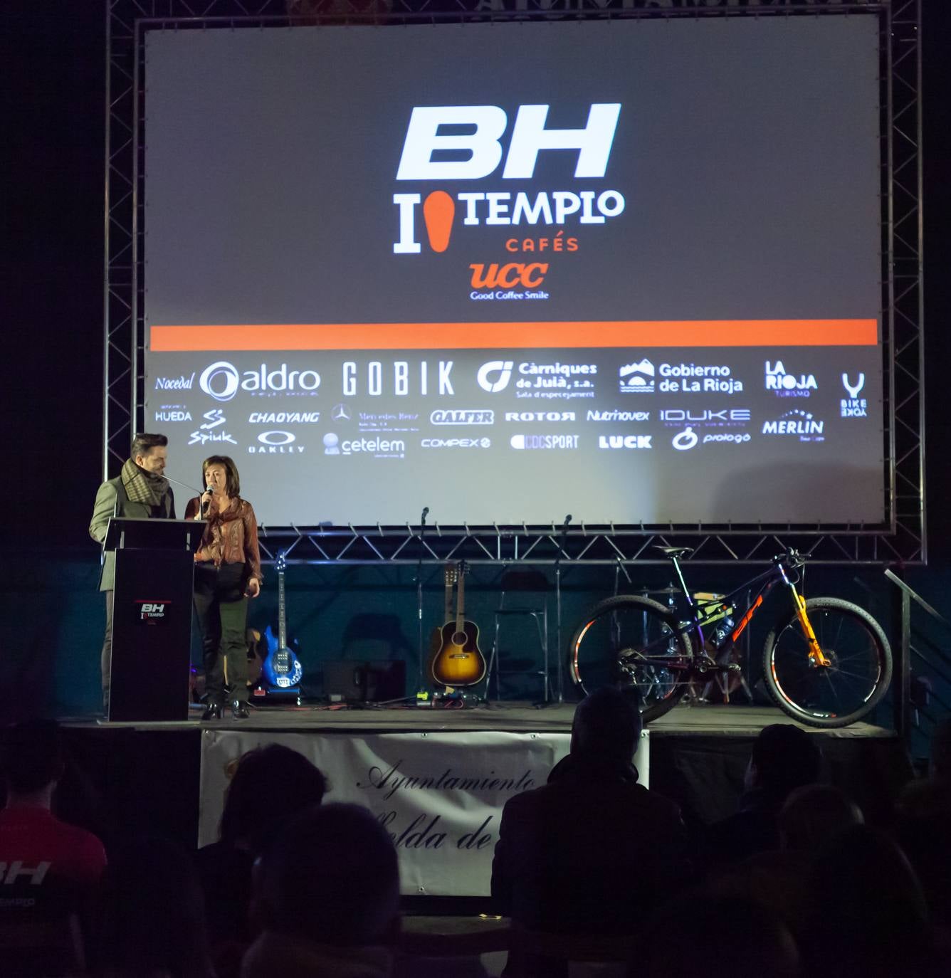 Presentación del equipo BH Templo Cafés UCC de bicicleta de montaña