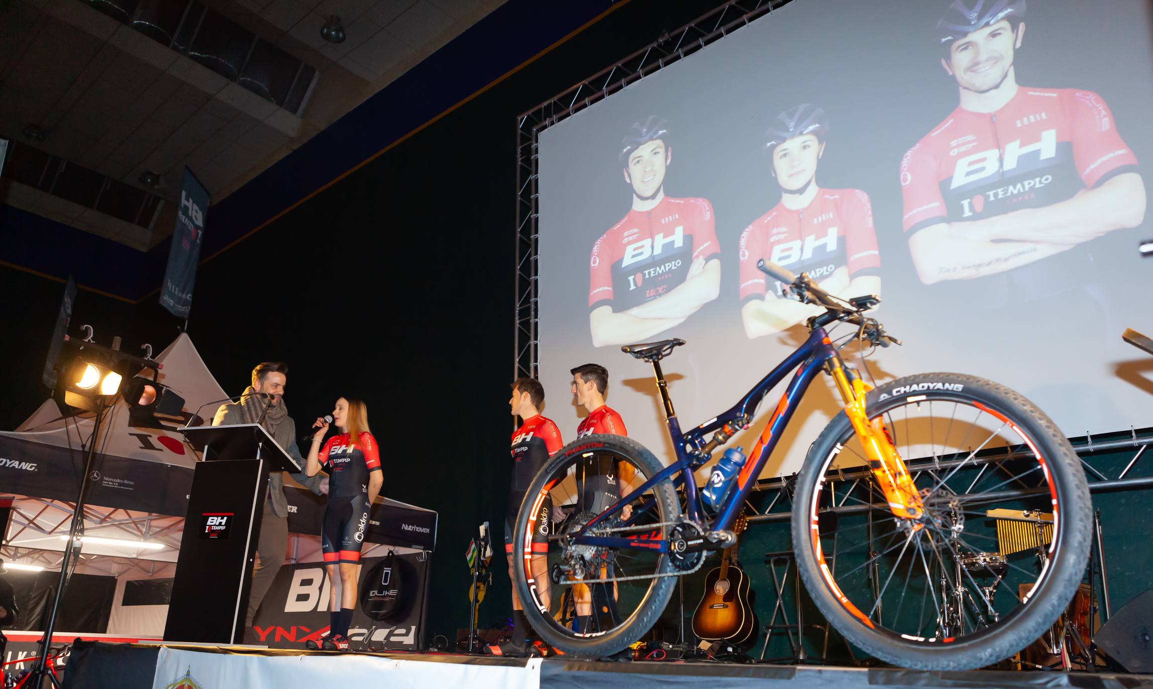 Presentación del equipo BH Templo Cafés UCC de bicicleta de montaña