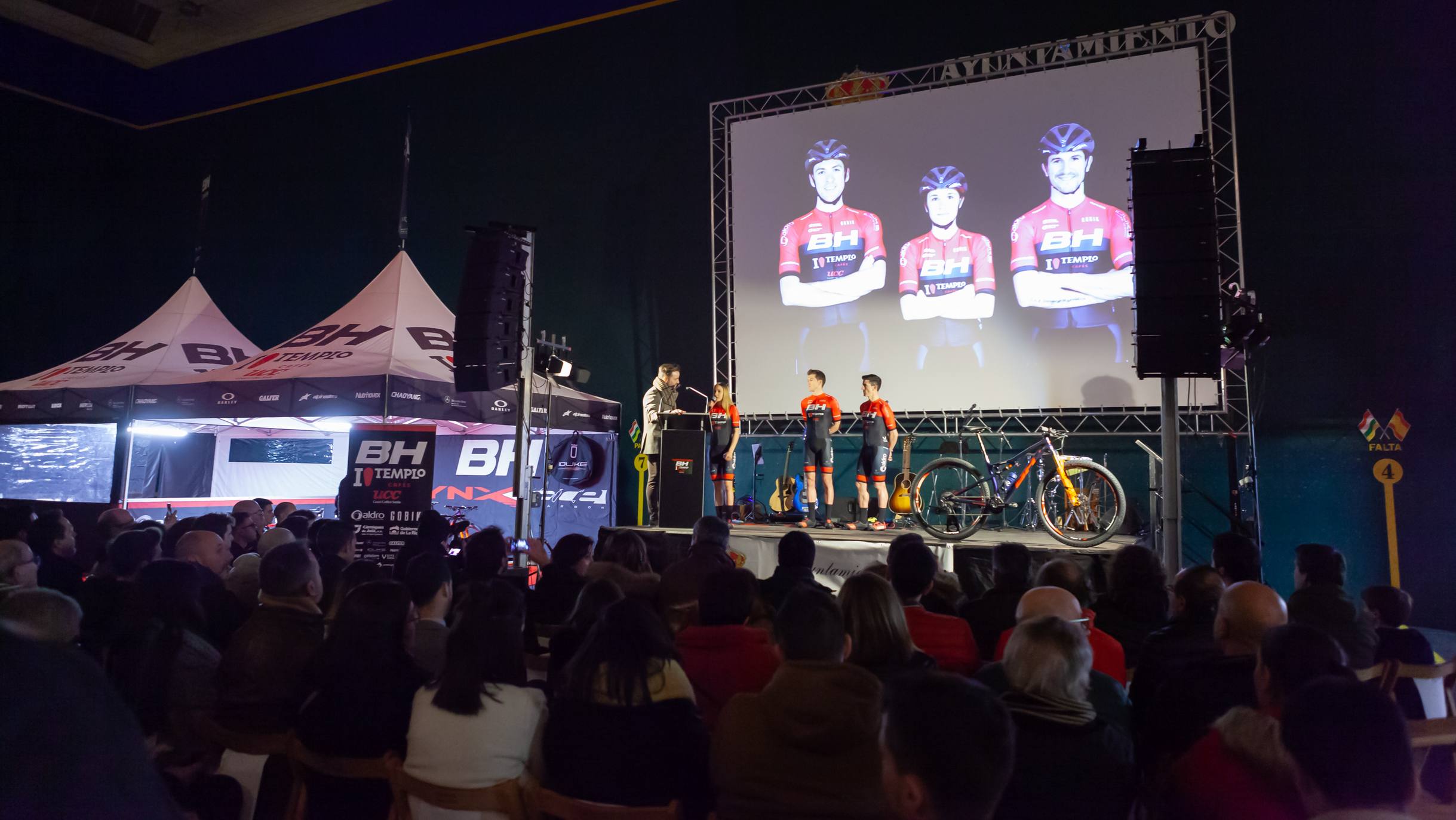 Presentación del equipo BH Templo Cafés UCC de bicicleta de montaña
