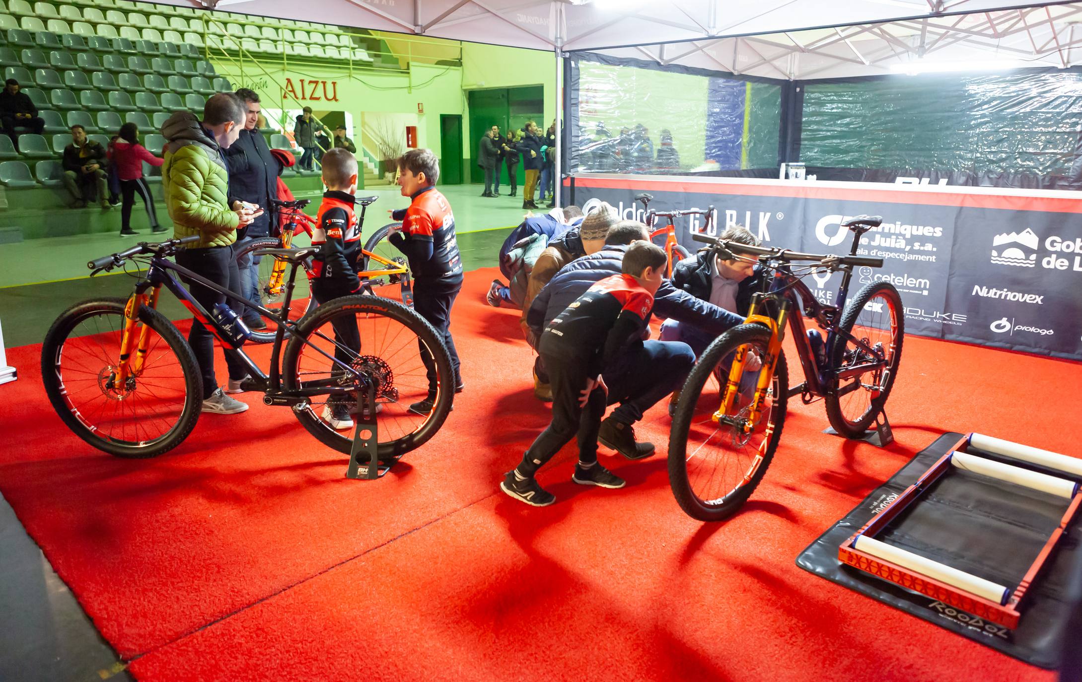 Presentación del equipo BH Templo Cafés UCC de bicicleta de montaña