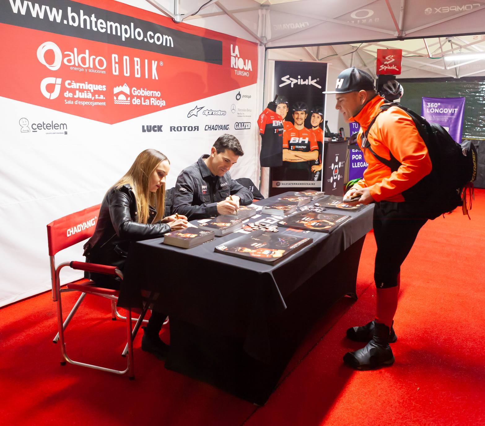 Presentación del equipo BH Templo Cafés UCC de bicicleta de montaña