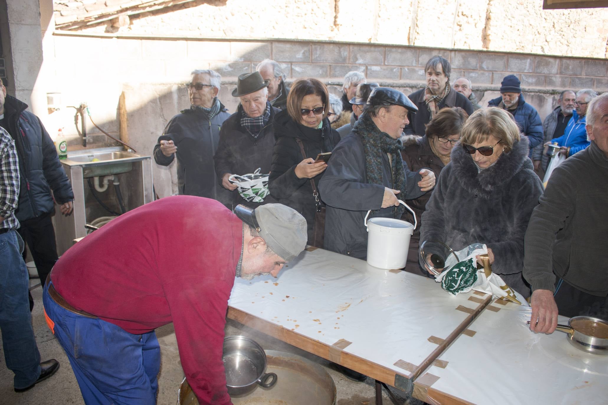 Ojacastro reparte 2.000 raciones de habas por San Antón