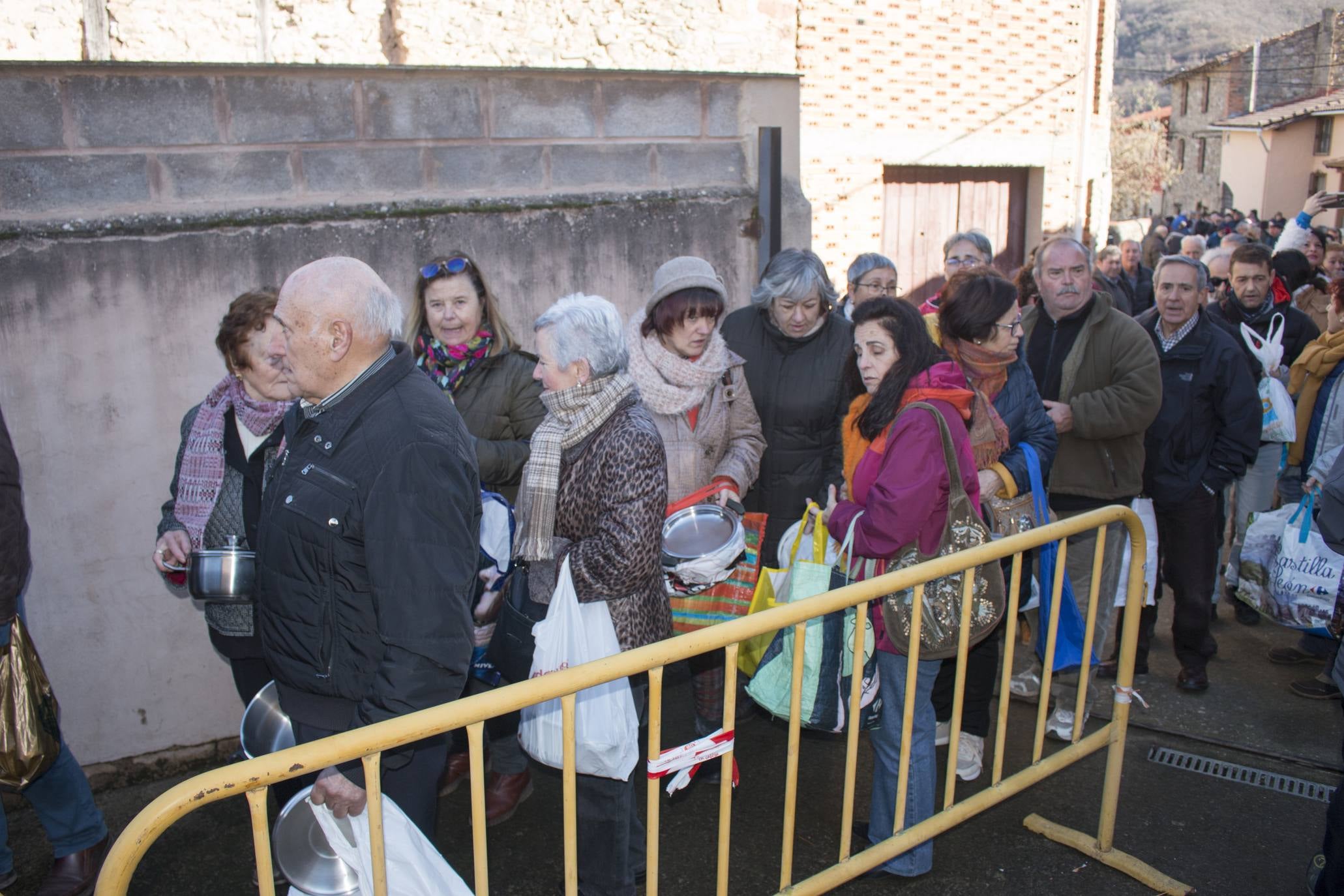 Ojacastro reparte 2.000 raciones de habas por San Antón