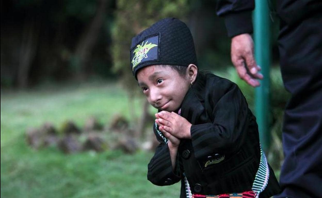 Khagendra Thapa, el hasta ahora hombre más bajito del mundo capaz de caminar.