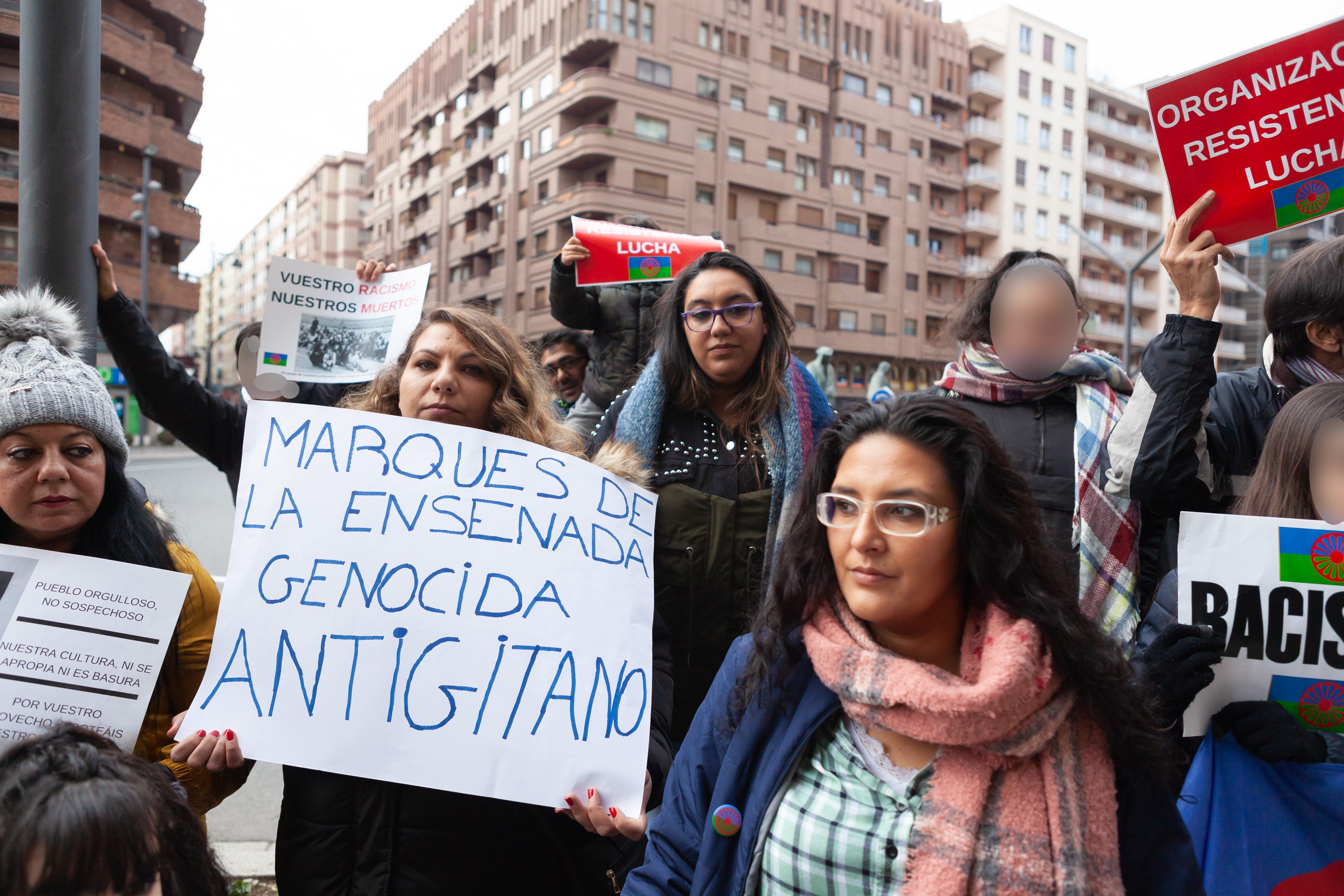 Medio centenar de personas se han manifestado este sábado pacíficamente junto a la Fuente de los Riojanos Ilustres de Logroño para pedir que tanto en la estatua del Marqués de la Ensenada como en las calles, parques y plazas que llevan su nombre se informe a la población de que fue un «genocida antigitano».