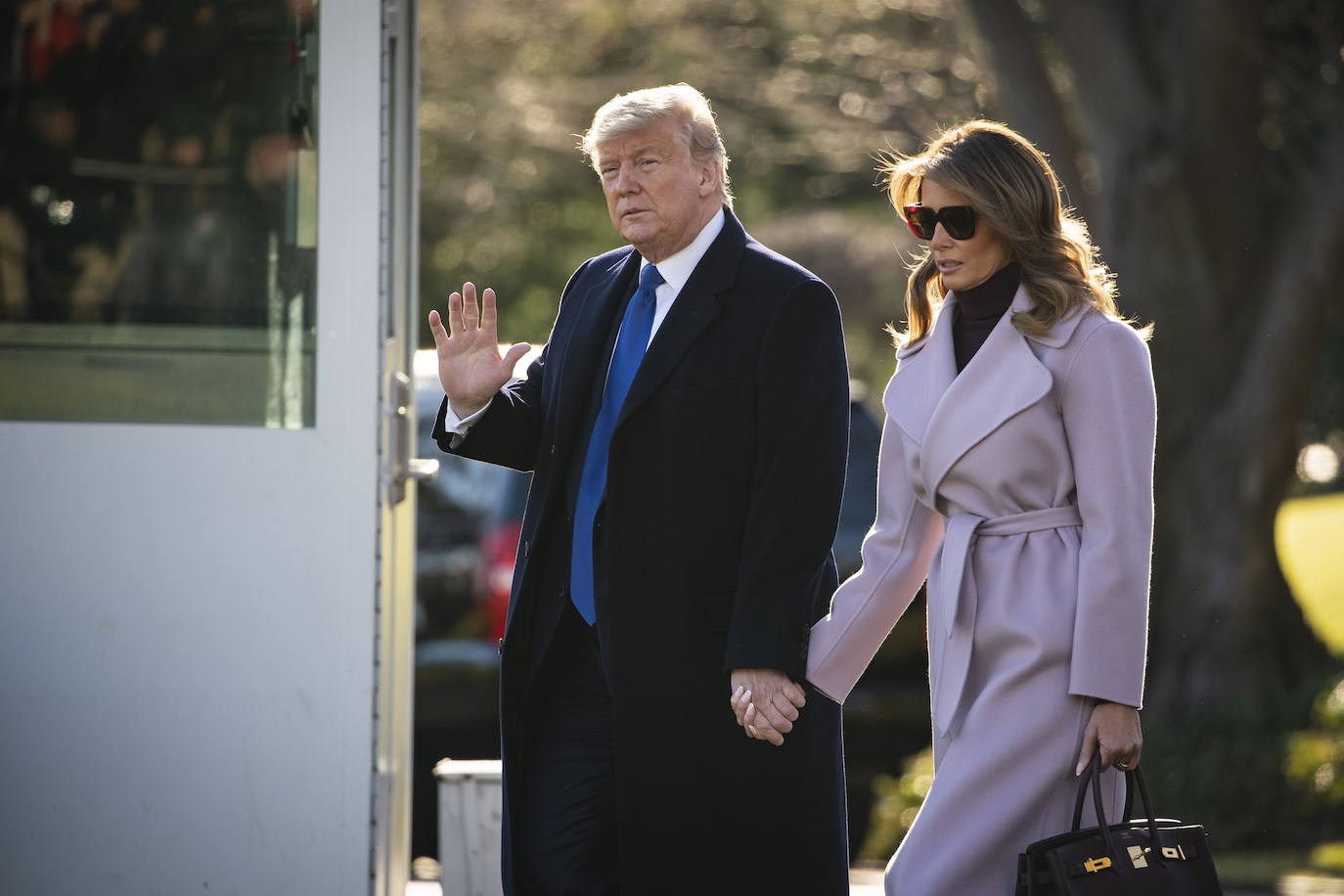 Donald Trump y su esposa Melania, este viernes en los jardines de la Casa Blanca.