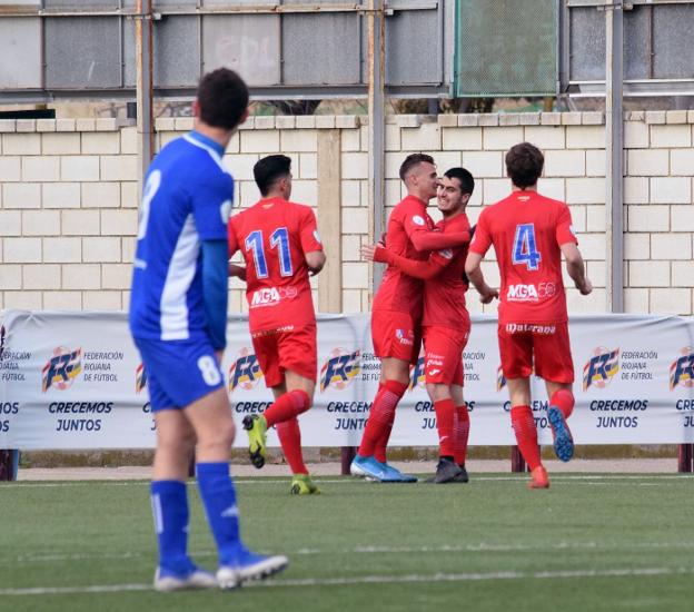 Juanpa, futbolista del Comillas, observa la celebración de uno de los dos goles marcados por Tomás Bonilla. :: 