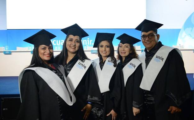 Un grupo de graduados.