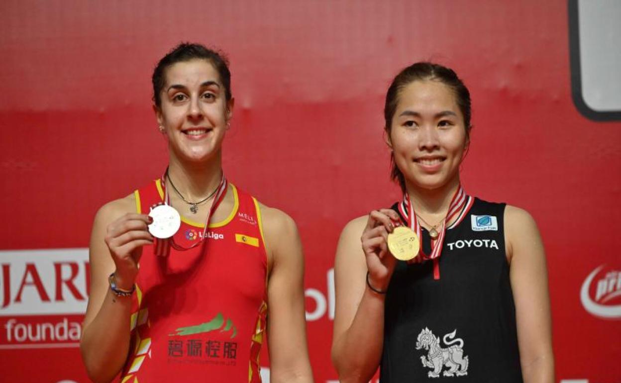 Carolina Marín y Ratchanok Intanon, con la plata y el oro ganados en Tailandia.