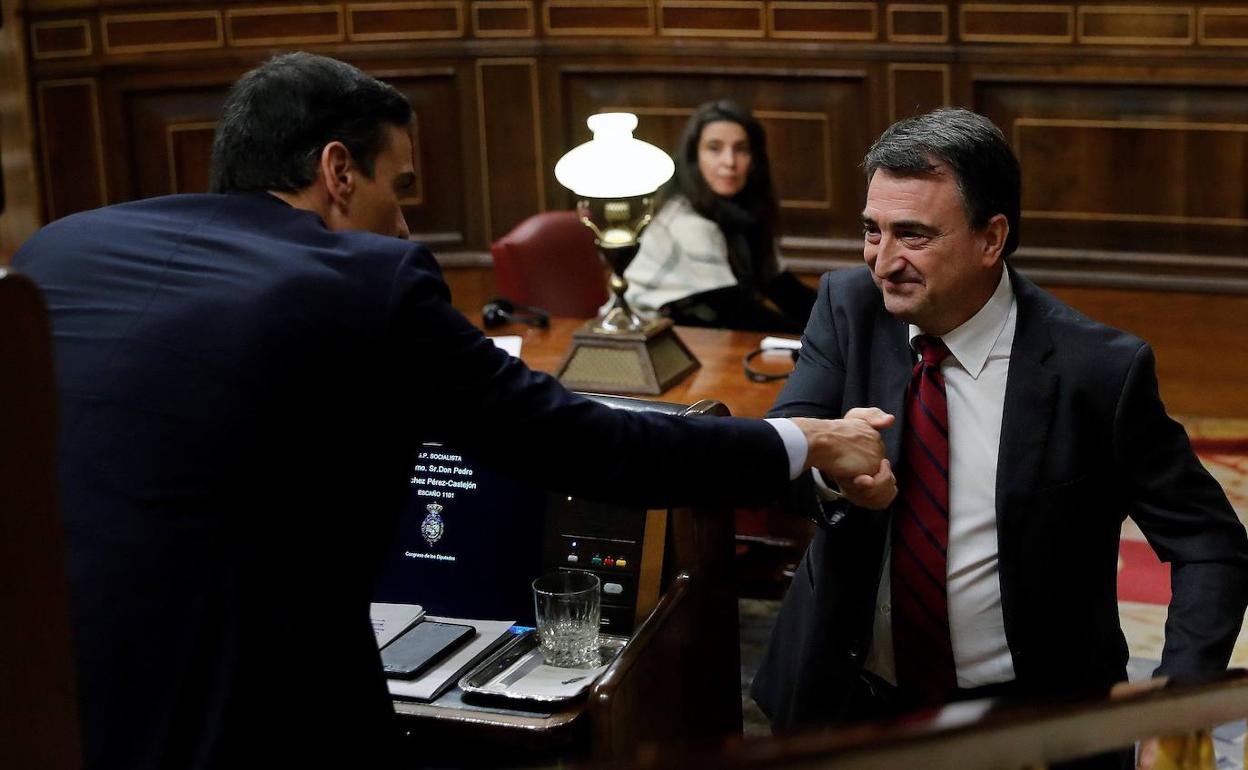 Pedro Sánchez estrecha la mano a Aitor Esteban (PNV) en el Congreso.