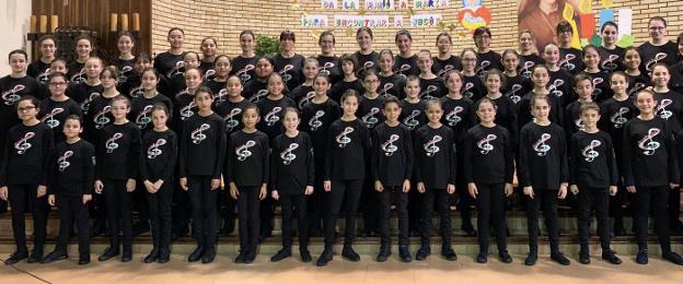 Los 63 alumnos que mañana, martes, protagonizarán un concierto en el teatro Videópolis del parque de atracciones Disneyland París. En el video, saltos de alegría tras conocer, en mayo, que habían sido seleccionados para actuar en el parque de atracciones.