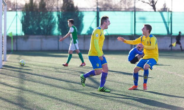 Tomás celebra el primer gol de la tarde. 