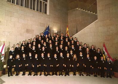 Imagen secundaria 1 - Arriba, uno de los primeros conciertos de la Escolanía (1968). Abajo, miembros de la coral en 2003 en el Ayuntamiento (2003) y concierto del 50º aniversario en Riojafórum (2017) homenaje a Isabel Calatayud