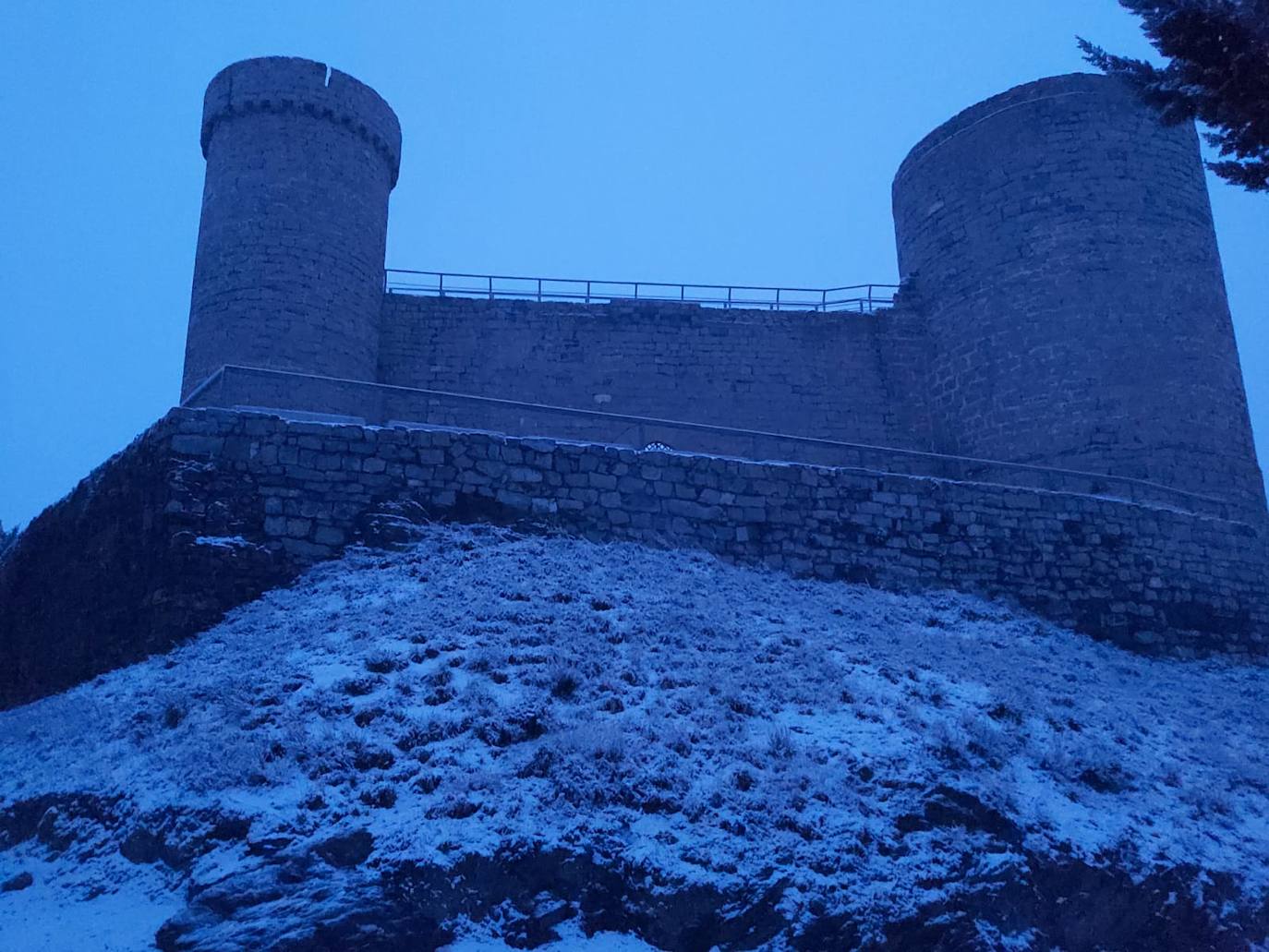 Tal y como anunció ayer la Aemet, los riojanos somos testigos hoy de la alerta amarilla por nieve