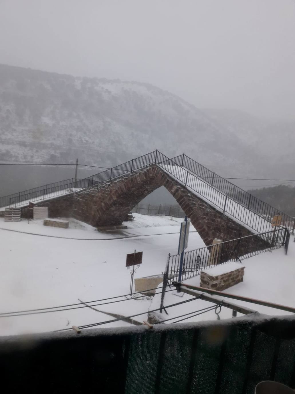 Tal y como anunció ayer la Aemet, los riojanos somos testigos hoy de la alerta amarilla por nieve