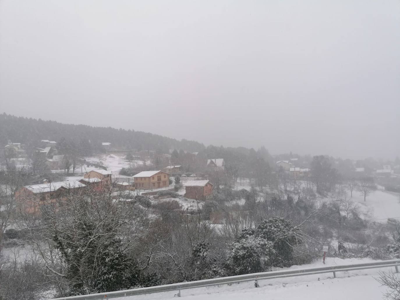 Tal y como anunció ayer la Aemet, los riojanos somos testigos hoy de la alerta amarilla por nieve