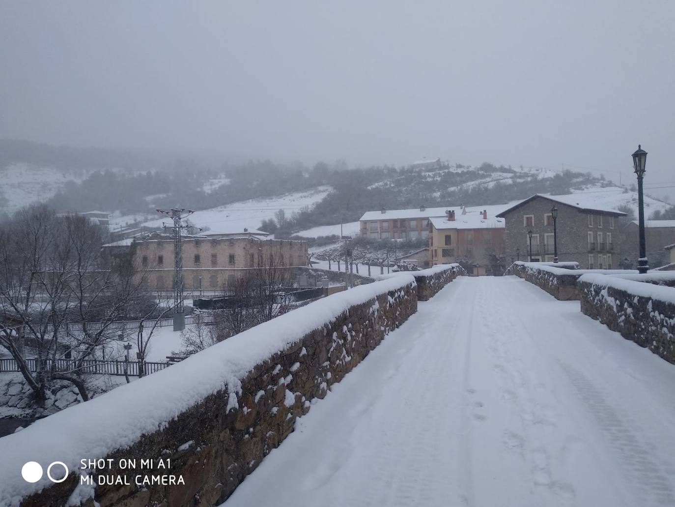 Tal y como anunció ayer la Aemet, los riojanos somos testigos hoy de la alerta amarilla por nieve