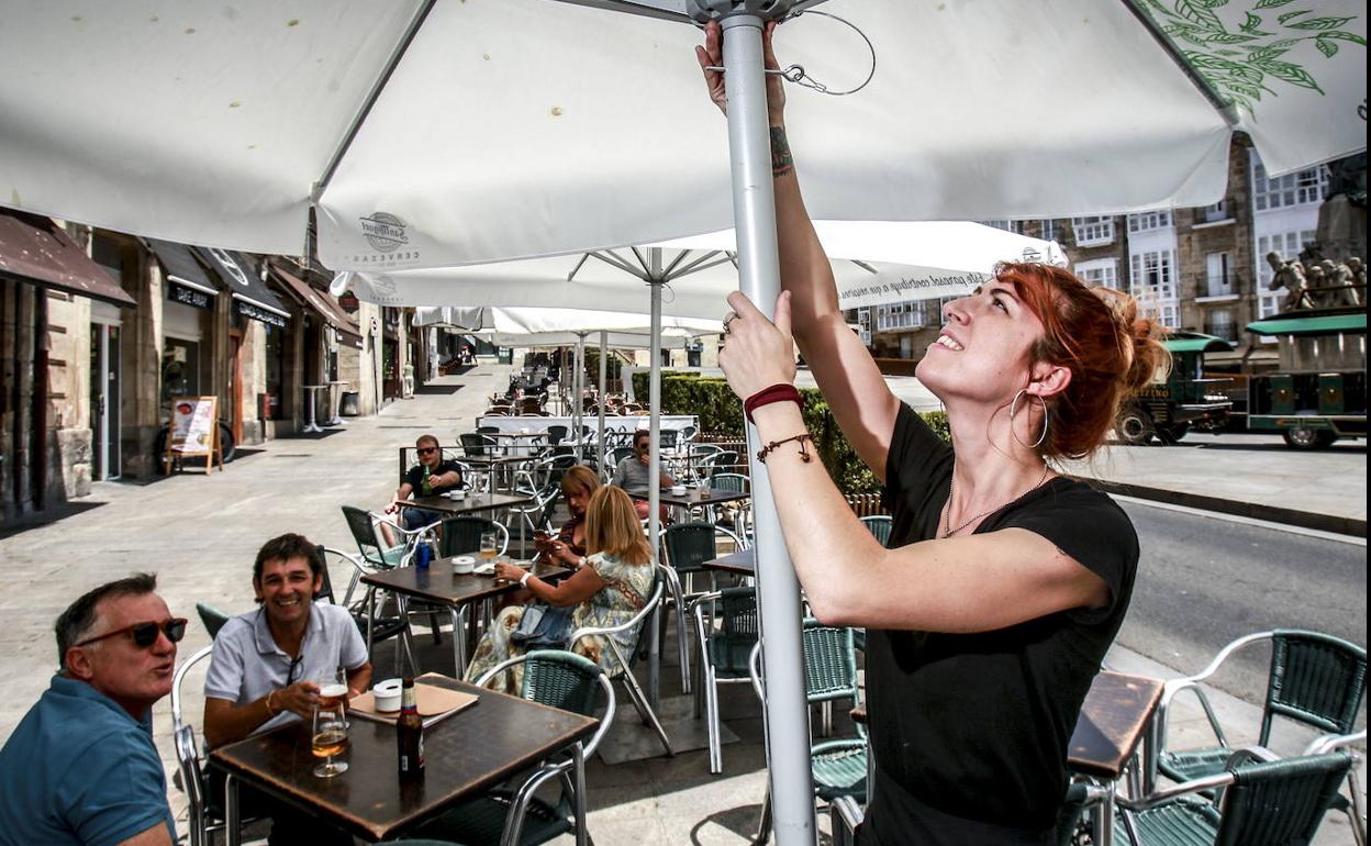 Camarera en la terraza de un bar. 